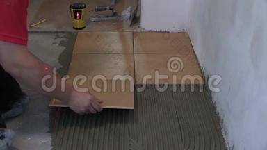 家庭装修，装修-房间地板上的杂工铺瓷砖